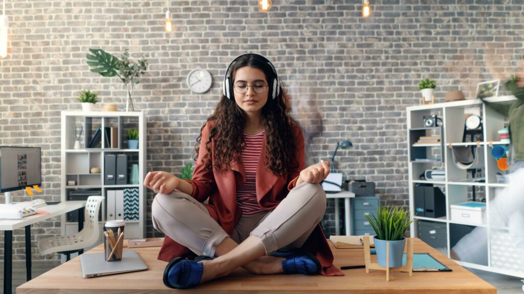 femme qui a une attitutde zen au travail car elle a su gérer son stress et ses émotions